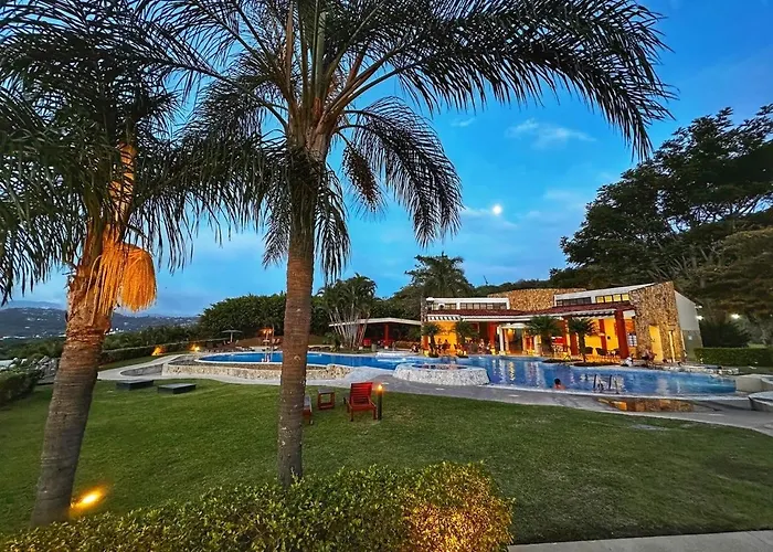 Cr Mariposa Rentals Lakeview Penthouse With Office Space, Pool, Gym, Tennis