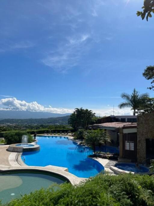 Apartment Cr Mariposa Lakeview Penthouse With Office Space, Pool, Gym, Tennis