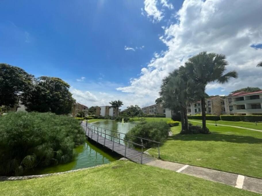 Cr Mariposa Lakeview Penthouse With Office Space, Pool, Gym, Tennis