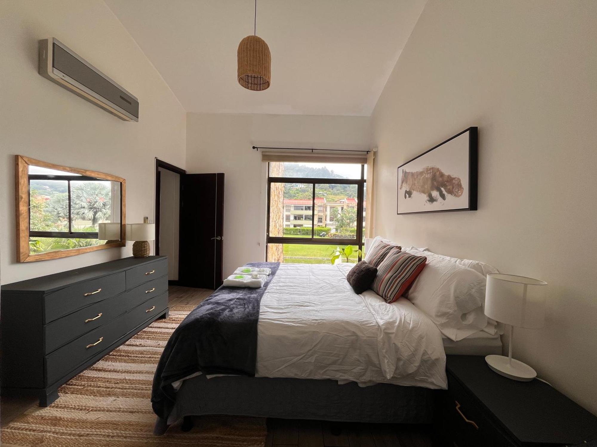 Apartment Cr Mariposa Lakeview Penthouse With Office Space, Pool, Gym, Tennis